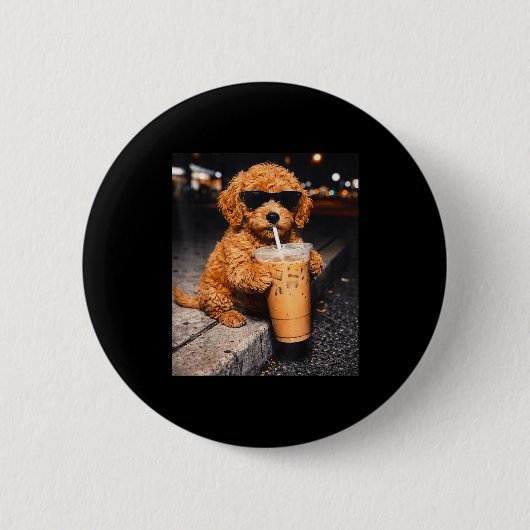 Goldendoodle drinkt ijskoude koffie grappig dier m ronde button 5,7 cm (Voorkant)