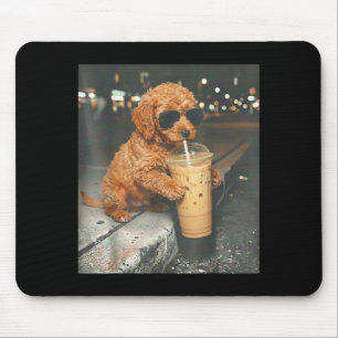 Goldendoodle drinkt ijskoude koffie grappige hond muismat