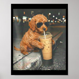 Goldendoodle drinkt ijskoude koffie grappige hond  poster