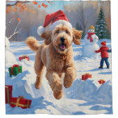 Goldendoodle Hardlopen in de sneeuw met kerst Pet Douchegordijn (Voorkant)