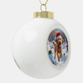 Goldendoodle Hardlopen in de sneeuw met kerst Pet Keramische Bal Ornament (Links)