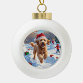Goldendoodle Hardlopen in de sneeuw met kerst Pet Keramische Bal Ornament (Voorkant)