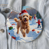 Goldendoodle Hardlopen in de sneeuw met kerst Pet Ronde Button 6,0 Cm (In situ)