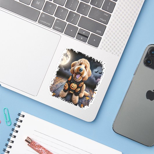 Goldendoodle Hond Halloween Sticker (Laptop met iPhone)