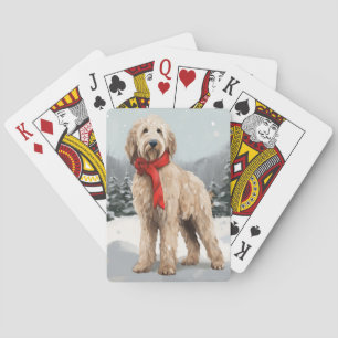 Goldendoodle-hond in de sneeuw met Kerstmis Pokerkaarten