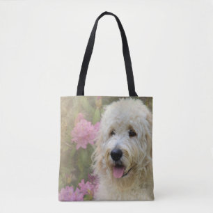 Goldendoodle hond in Hydrangea tuin Tote Bag