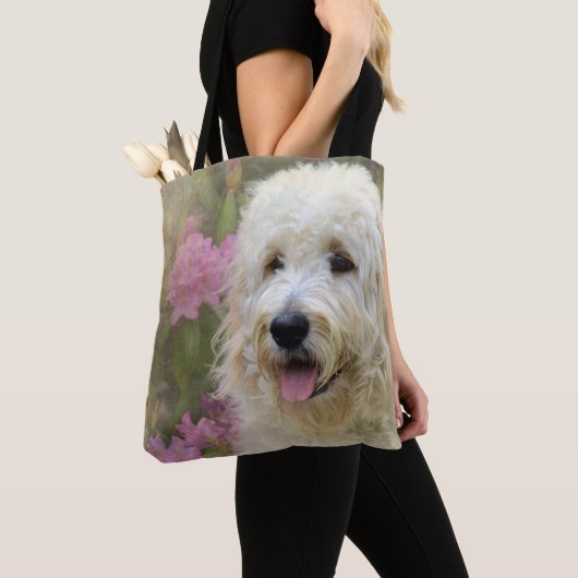 Goldendoodle hond in Hydrangea tuin Tote Bag (Dichtbij)