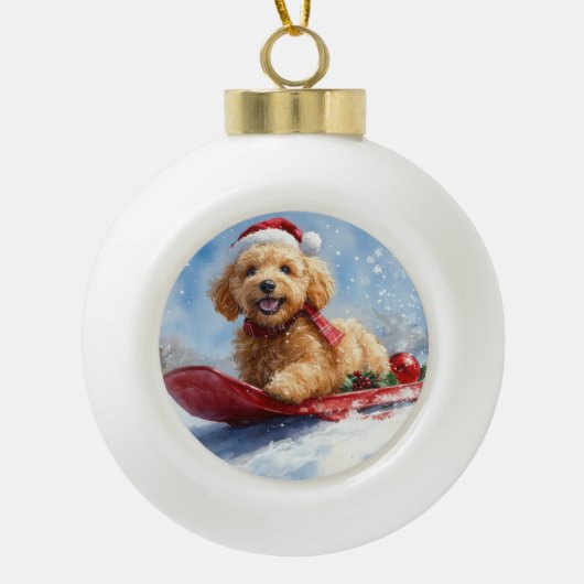 Goldendoodle Hond in Sledge Laat het Sneeuw Kerstm Keramische Bal Ornament (Voorkant)