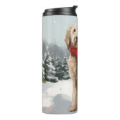 Goldendoodle Hond in Sneeuw Kerstmis Thermosbeker (Gedraaid links)