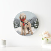 Goldendoodle-hond in sneeuw met Kerstmis Grote Klok (Huis)