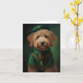 Goldendoodle Hond in St. Patrick's Day Jurk Kaart (Gele Bloem)