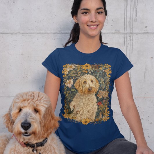 Goldendoodle in een  William Morris Garden T-shirt