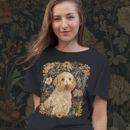 Goldendoodle in een  William Morris Garden T-shirt