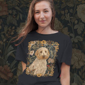 Goldendoodle in een  William Morris Garden T-shirt