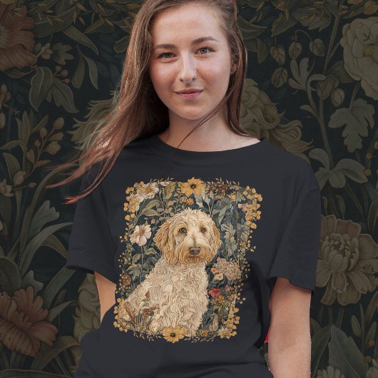 Goldendoodle in een  William Morris Garden T-shirt