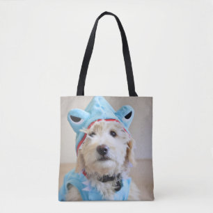 Goldendoodle in haaienkostuum tote bag