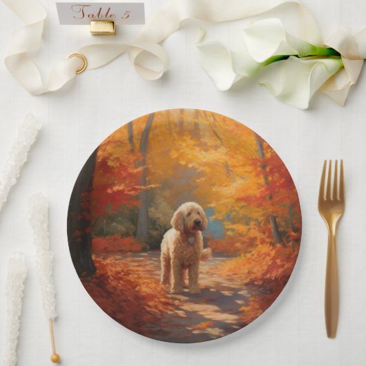 Goldendoodle in Herfstbladeren Herfst Inspire Papieren Bordje (Huwelijk)