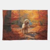 Goldendoodle in Herfstbladeren Herfst Inspire Theedoek (Horizontaal)