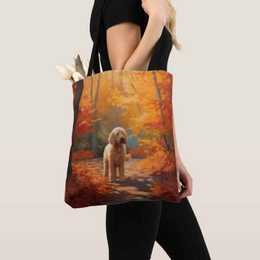 Goldendoodle in Herfstbladeren Herfst Inspire Tote Bag (Dichtbij)
