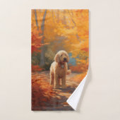 Goldendoodle in herfstbladeren val inspireert bad handdoek (Handdoek)