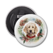 Goldendoodle Kerstkrans Feestelijke Pup Button Flesopener (Voorkant)