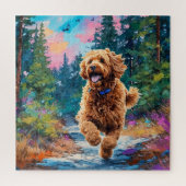 Goldendoodle loopt in het bos legpuzzel (Verticaal)