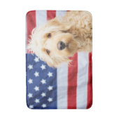 Goldendoodle met Amerikaanse vlag Badmat (Voorkant Verticaal)