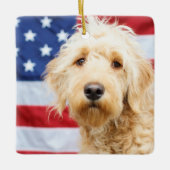 Goldendoodle met Amerikaanse vlag Keramisch Ornament (Voorkant)