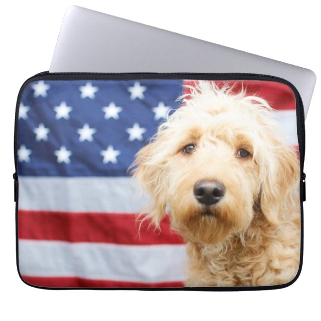 Goldendoodle met Amerikaanse vlag Laptop Sleeve (Voorkant)