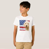 Goldendoodle met Amerikaanse vlag T-shirt (Voorkant volledig)