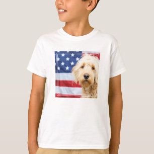 Goldendoodle met Amerikaanse vlag T-shirt