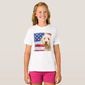 Goldendoodle met Amerikaanse vlag T-shirt (Voorkant volledig)