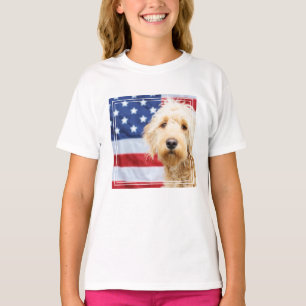 Goldendoodle met Amerikaanse vlag T-shirt