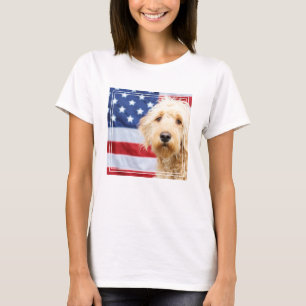 Goldendoodle met Amerikaanse vlag T-shirt