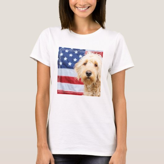 Goldendoodle met Amerikaanse vlag T-shirt (Voorkant)