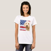 Goldendoodle met Amerikaanse vlag T-shirt (Voorkant volledig)