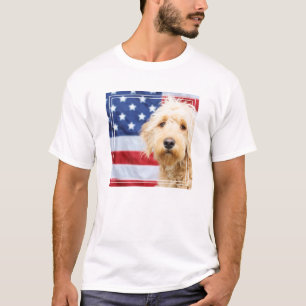 Goldendoodle met Amerikaanse vlag T-shirt
