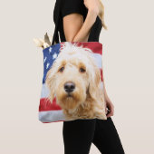 Goldendoodle met Amerikaanse vlag Tote Bag (Dichtbij)