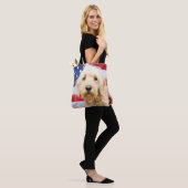 Goldendoodle met Amerikaanse vlag Tote Bag (Op model)