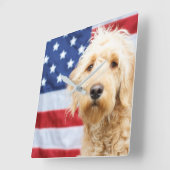 Goldendoodle met Amerikaanse vlag Vierkante Klok (Hoek)