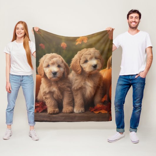 Goldendoodle Puppy Herfst Delight Pompoen Fleece Deken (In situ)