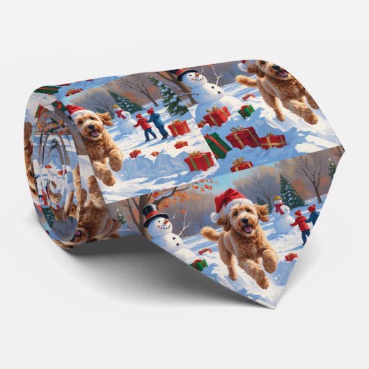 Goldendoodle Rent in de Sneeuw met Kerstmuts Stropdas (Opgerold)