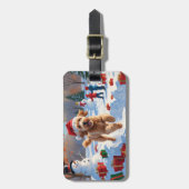Goldendoodle Rent in Sneeuw met Kerstmuts Bagagelabel (Voorkant verticaal)