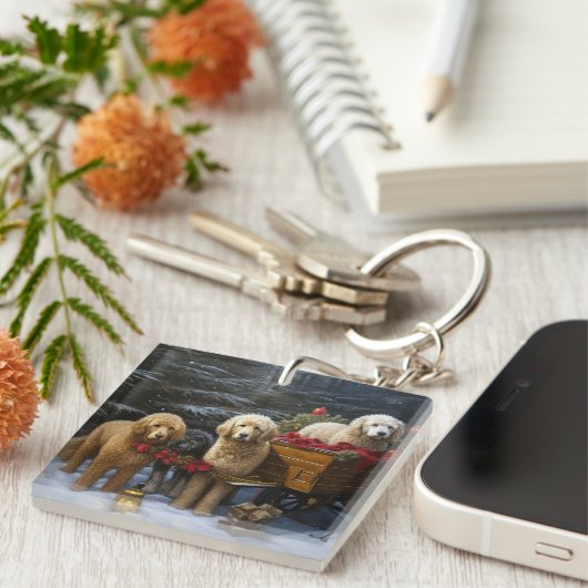 Goldendoodle Snowy Sleigh Kerst Decor Sleutelhanger (Voorkant Rechts)