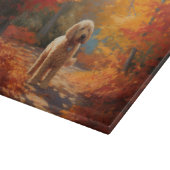 Goldendoodle tussen herfstbladeren inspireert snijplank (Hoek)