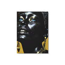 Goldene Eleganz: Schwarze Schönheit mit Schmuck