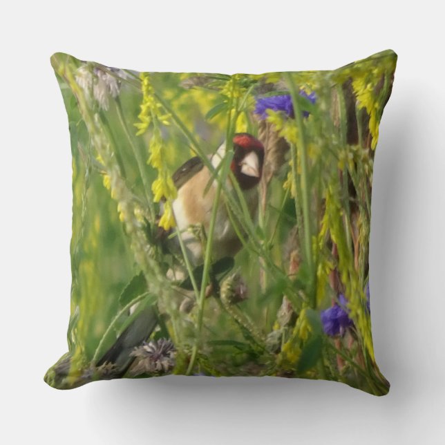 Goldfinch in Wild Flowers Field Sierkussen (Voorkant)