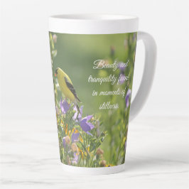 Goldfinch op een Harebell Flower Latte Mok