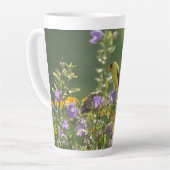 Goldfinch op een Harebell Flower Latte Mok (Linkerhoek)