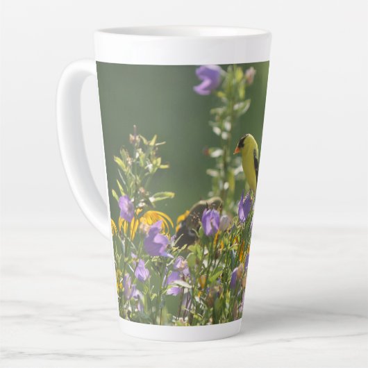 Goldfinch op een Harebell Flower Latte Mok (Linkerhoek)